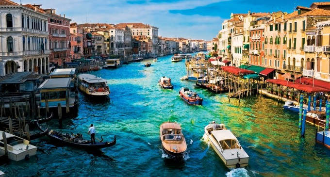 Cam Cümbüşünde Yüzen Venedik