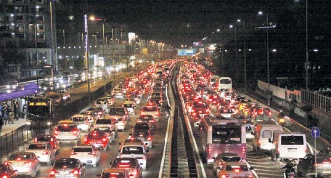 İstanbul Trafiğinde sıradan iki saat