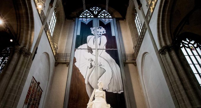 Kilise Mihrabında Marilyn Monroe